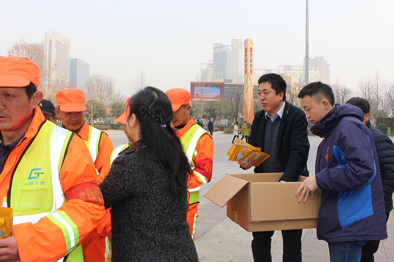 陕西3868la银河总站集团发展“关爱环卫工人●暖心送口罩”公益活动