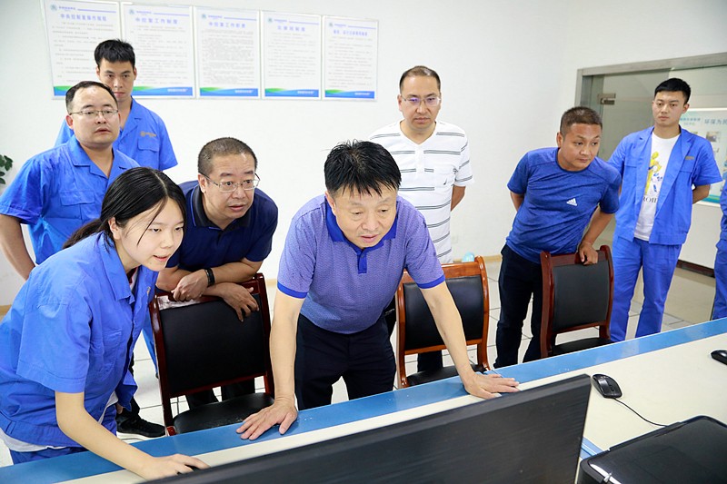 熊良虎在镇安污水处置厂调研时指出：以守护人民人民喝上干净的水、安心的水为启程点，助力打好碧水保卫战